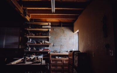 Guide to selecting a suitable workbench for your woodworking needs and space.